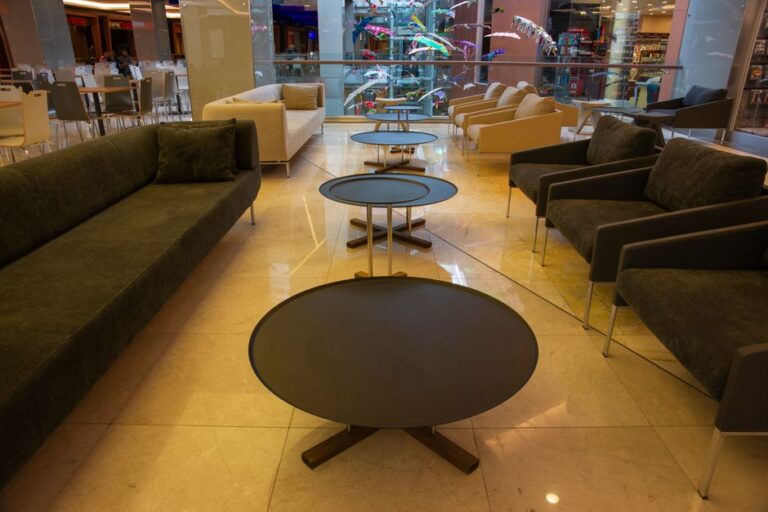 Design zwevende salontafels met een eigentijdse uitstraling Moderne woonkamer met een stijlvolle zwevende salontafel die een luchtig effect creëert en ruimte optimaliseert.