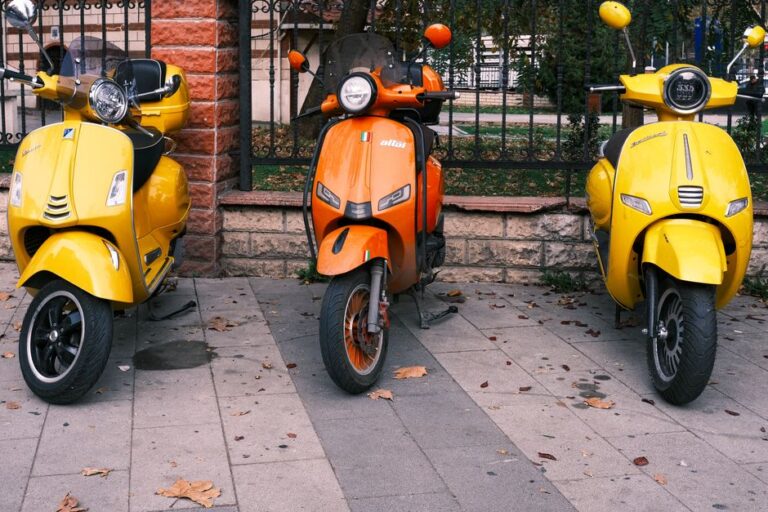 Een scootmobiel met drie wielen op een rustige straat, ideaal voor ouderen en mensen met mobiliteitsproblemen.